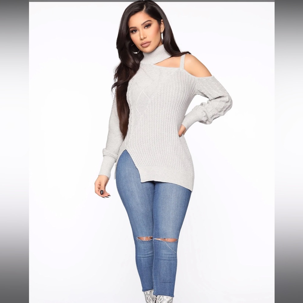 Fashion Nova Grey bare shoulder sweater size small never worn